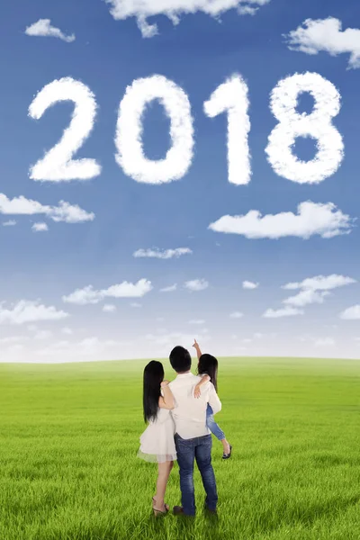 年轻的家庭看数字2018 — 图库照片