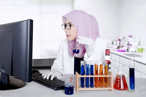 Forskare arbetar i laboratoriet — Stockfoto