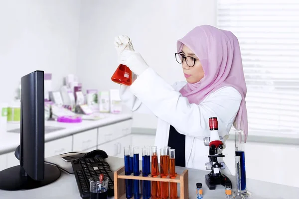 Forskare håller ett kemiska provrör — Stockfoto