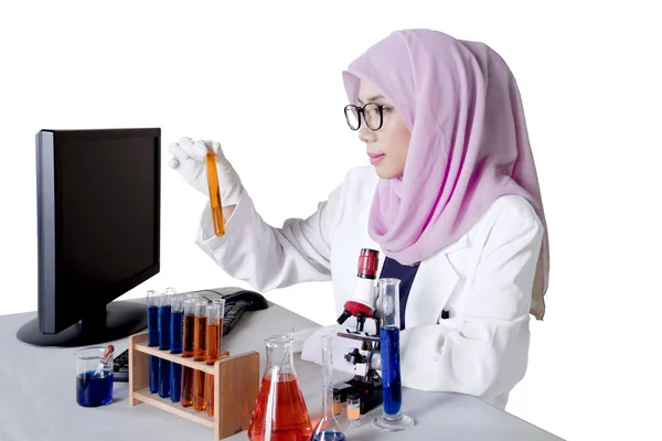 Researcher looking at a test tube — Stock Photo, Image