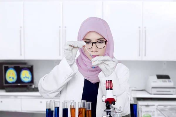 Cientista muçulmano fazendo experiência química — Fotografia de Stock