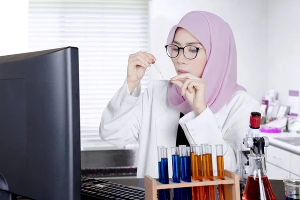 Científico musulmán haciendo experimento en el laboratorio — Foto de Stock