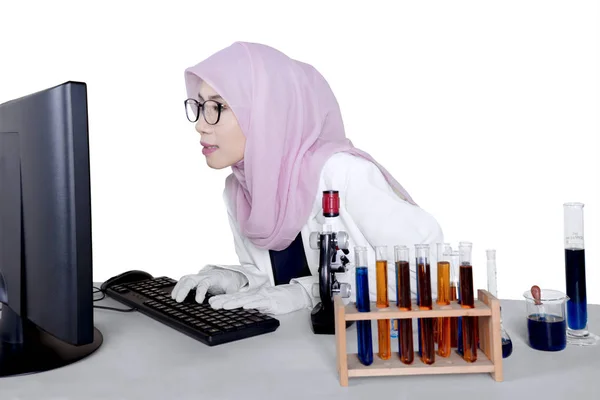 Μουσουλμανική ερευνητής λειτουργεί σε υπολογιστή — Φωτογραφία Αρχείου