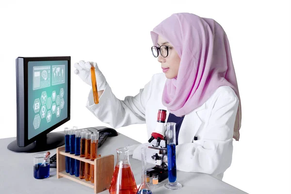 Muslim researcher holds experiment sample — Stock Photo, Image