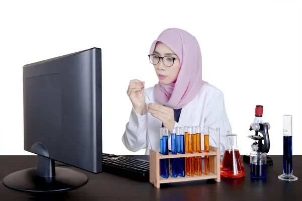 Cientista muçulmana trabalhando na mesa — Fotografia de Stock