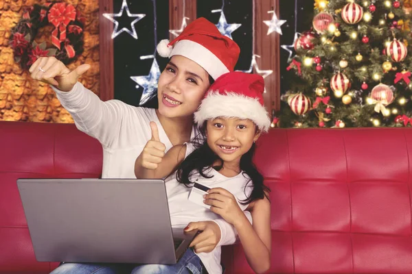 Mother and child with thumbs up — Stock Photo, Image