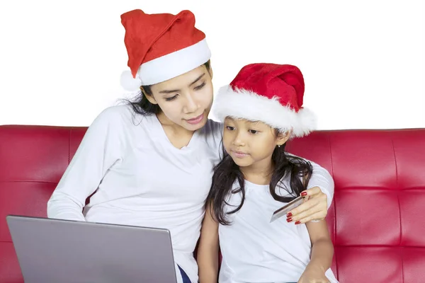 Мать и ребенок делают покупки онлайн в студии — стоковое фото