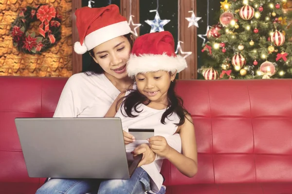 Mother and child shopping online with a laptop — Stock Photo, Image