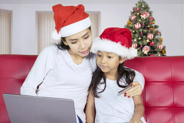 Madre e figlio in possesso di una carta di credito — Foto Stock