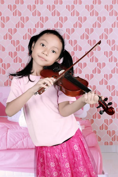 Kleines Mädchen spielt eine Musik mit einer Geige — Stockfoto