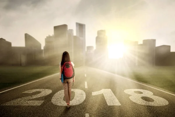 Estudiante caminando por el camino — Foto de Stock