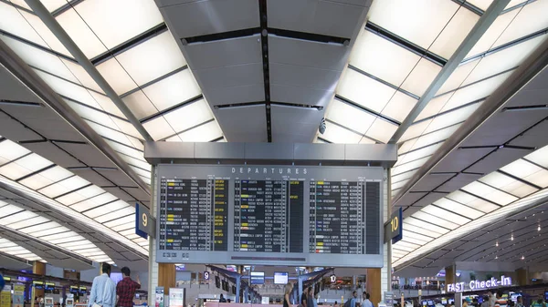 Uçuş zamanlama bilgilerini Changi Havaalanı — Stok fotoğraf