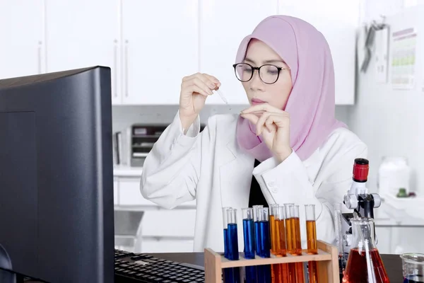 Kadın Müslüman bilim adamı araştırma yapıyor — Stok fotoğraf