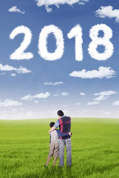 Baba ve çocuk ile sayı 2018 — Stok fotoğraf