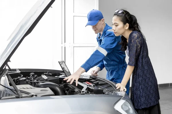 Mecânico europeu falando com carro proprietário — Fotografia de Stock