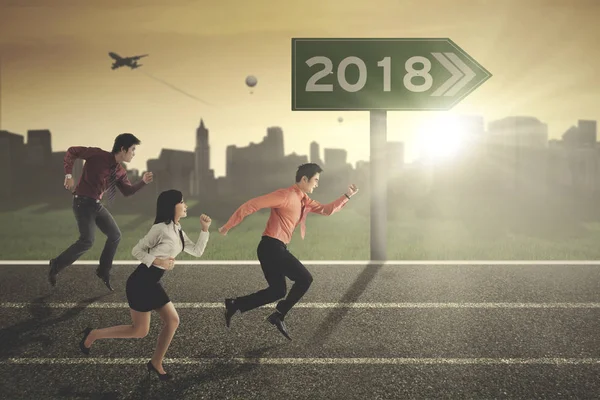 Gente de negocios corriendo en la pista — Foto de Stock