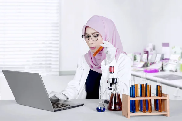 Cientista asiático trabalhando com laptop — Fotografia de Stock