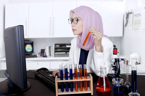 Asiatiska muslimska forskare fungerar i labbet — Stockfoto