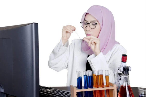 Asiatiska muslimska forskare gör experiment — Stockfoto