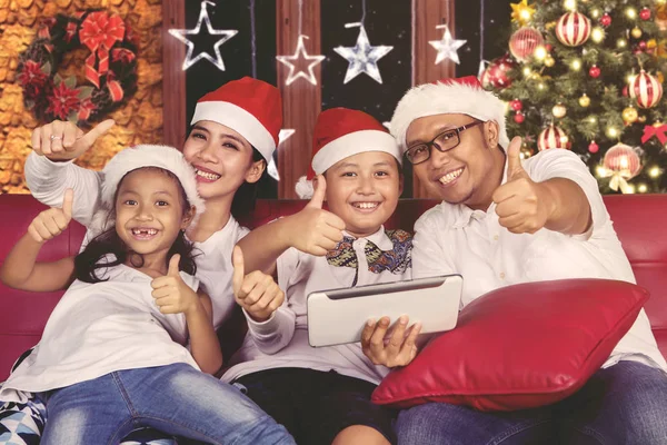 Famiglia asiatica con i pollici alzati a Natale — Foto Stock