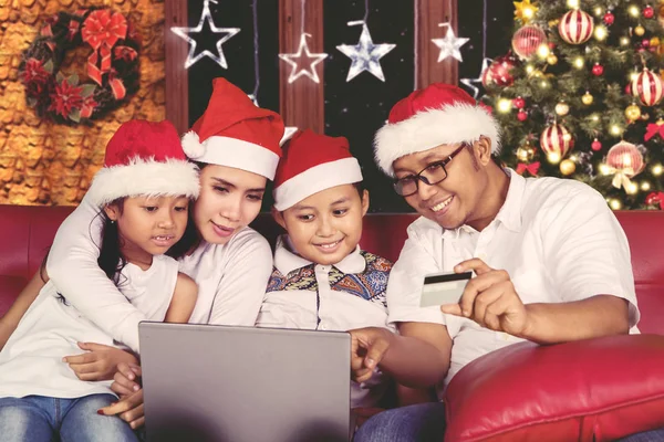 Azjatycka rodzina jest zakupy online w okresie Bożego Narodzenia — Zdjęcie stockowe