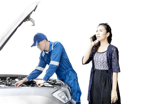 Amerikanska mekaniker kontrollera bilen hans kund — Stockfoto