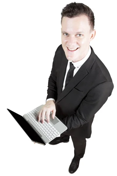 Американский бизнесмен работает с ноутбуком — стоковое фото