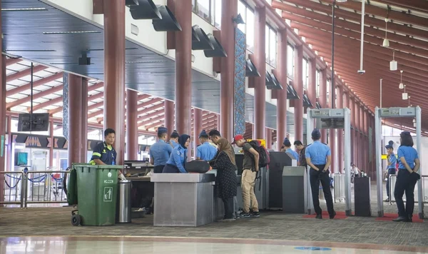 Havaalanı Güvenlik kontrolünde Jakarta — Stok fotoğraf