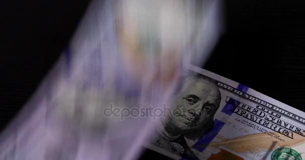 Někdo počítá dolarové bankovky na stole — Stock video