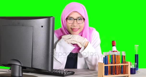 Científica musulmana sonriendo a la cámara — Vídeos de Stock