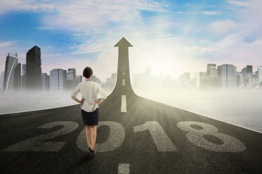 Genç girişimci yukarı doğru bir ok arıyorsunuz