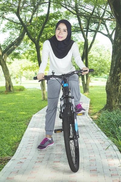 Jeune femme musulmane promenades vélo — Photo