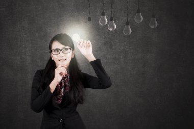 bir ampul ile Asya iş kadını