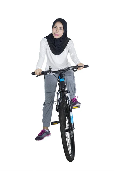 アジアのイスラム教徒の女性が自転車に乗る — ストック写真