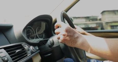 Erkek el araba otoyolda sürüş