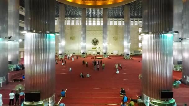 Timelapse de pessoas muçulmanas em Istiqlal Mesquita — Vídeo de Stock