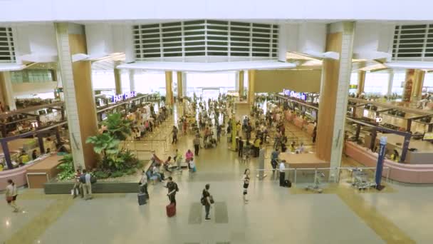 Passengers queueing in check-in counters — Stock Video