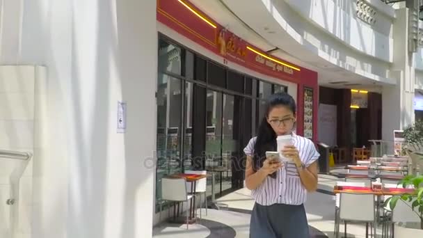 Femme d'affaires avec téléphone portable marchant au centre commercial — Video