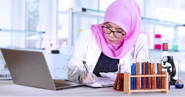 Científico musulmán haciendo informe de investigación — Vídeos de Stock