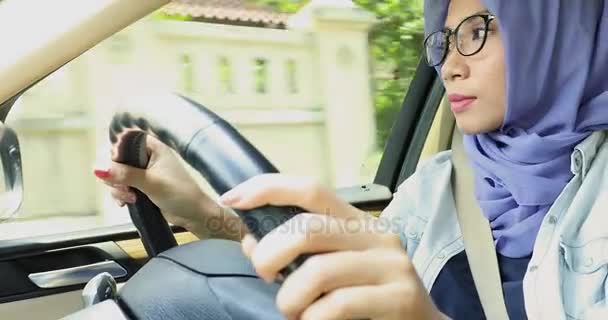 Жінка-мусульманка за кермом автомобіля — стокове відео
