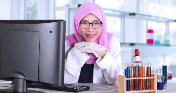 Lindo científico sonriendo en laboratorio — Vídeos de Stock