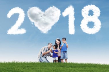 Genç aile altında çömelme 2018 numaraları