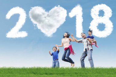 Genç aile çayırda eğleniyor