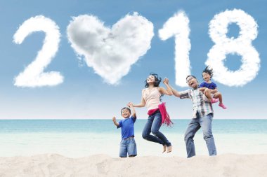 Genç aile plaj eğleniyor