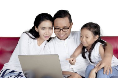 Anne ve çocuklarının dizüstü bilgisayar ile