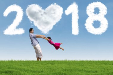 Numaraları 2018 altındaki çocuk ile baba