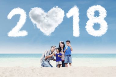 Sahile kabarcık sabunla aile çalış