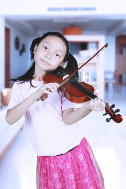 Sevimli kız keman ile müzik