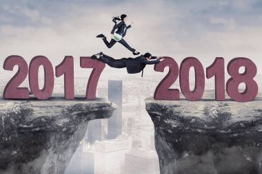 İş kadını uçurum onun ortağı tarafından yardım