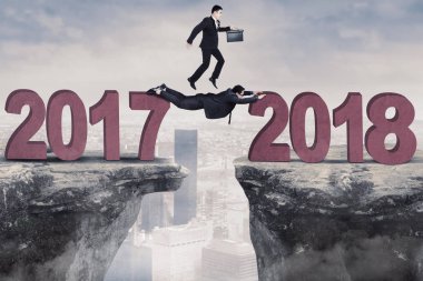 İş adamları birlikte cliff üzerinde çalışır